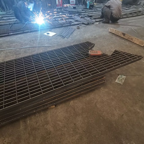 工業(yè)平臺鋼格柵的力學藝術：構(gòu)建高承重抗沖擊的可靠解決方案